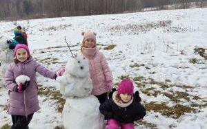 Zabawy pierwszaków na śniegu (5)