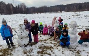 Zabawy pierwszaków na śniegu (6)