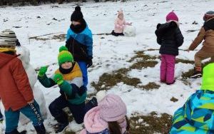 Zabawy pierwszaków na śniegu (9)