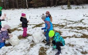 Zabawy pierwszaków na śniegu (10)